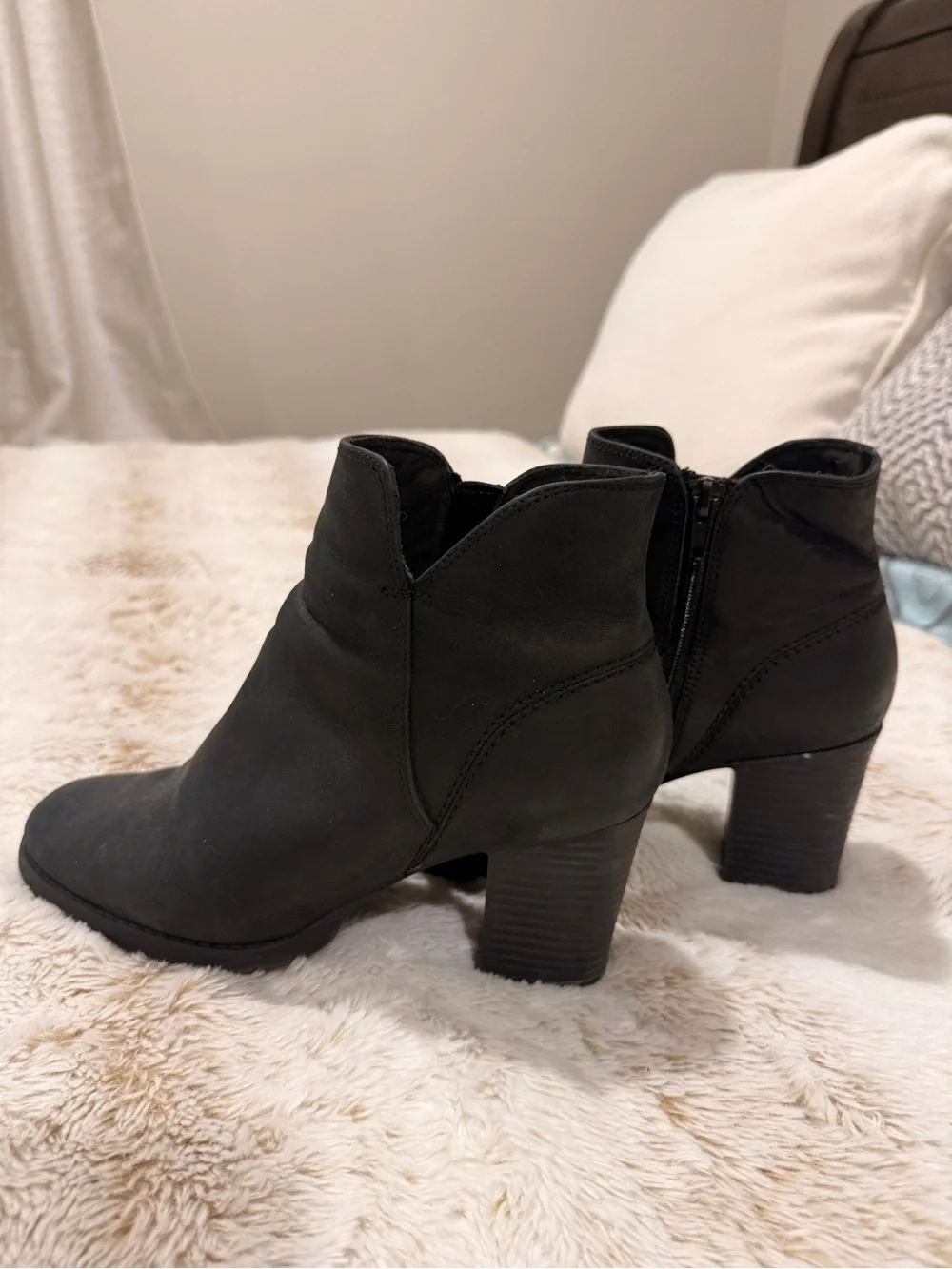 Clarks Women’s Black Leather Ankle Booties Block Heel – Size 8
